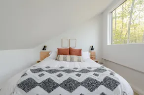 Catskills art studio turned modern loft in Accord - Image 4