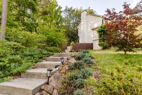 Robin's Roost - Basement unit- private yard! - Image 4