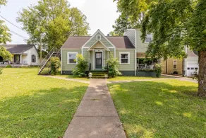 Cheerful 2 Bedroom House with Covered Patio - Image 2