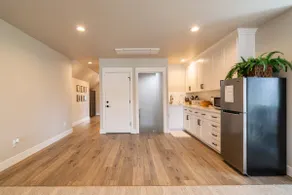 Private 1400 square foot up stairs apartment. - Image 4
