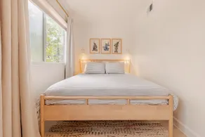 Quiet, bright corner unit with covered parking - Image 4