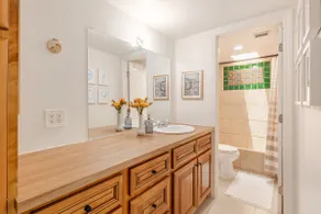 Quiet, bright corner unit with covered parking - Image 5