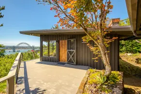 Newly updated • Sleeps 6 • Bay view Midcentury Mod - Image 2