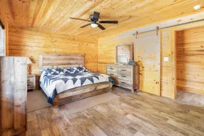 Secluded Waterfront Cabin Retreat - Image 2