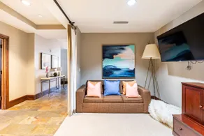 VIP in Gondola bldg! 3bdrm 3 bath +den +more! - Image 3