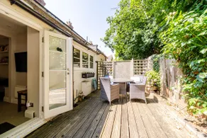 Charming terrace in the heart of Bray village - Image 5