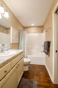 Gorgeous 2 Bdrm 2 Bath Executive Suite in Downtown - Image 5