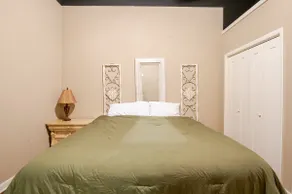 Gorgeous 2 Bdrm 2 Bath Executive Suite in Downtown - Image 3