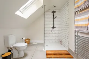 Lovely 1 Bedroom Loft with large balcony - Image 5