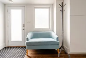 2 bedroom house in great area near subway - Image 2