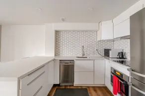 2 bedroom house in great area near subway - Image 5