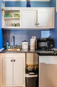 Beautiful 1 Bedroom Suite with private entrance - Image 5