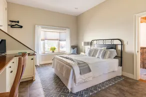 Beautiful 1 Bedroom Suite with private entrance - Image 2