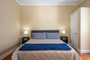 Modern 3-bedroom house, TV each room,big fence yard, Pet stay free, Lighted Deck - Image 3