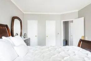 Beautiful home, parking on premises , comfy, quiet - Image 2