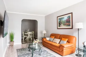 Beautiful home, parking on premises , comfy, quiet - Image 4
