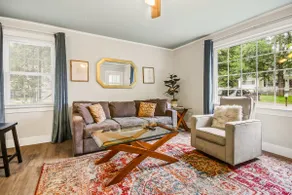 Charming Bungalow minutes from downtown Greenville - Image 5