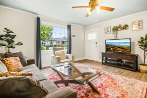 Charming Bungalow minutes from downtown Greenville - Image 4