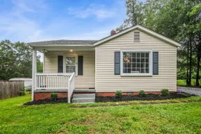 Charming Bungalow minutes from downtown Greenville - Image 2