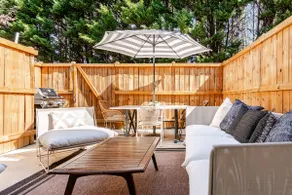 Cheerful town home with private patio, close to downtown Alpharetta. - Image 5