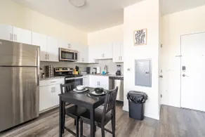 Perose's Black & White Themed | 1BR/1BA| Parking - Image 2