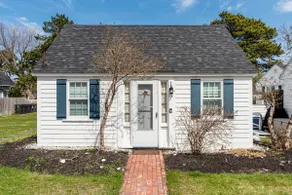 Cheerful 1 Bedroom Cottage Steps From The Ocean - Image 2