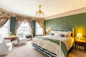 The Sutton House 2 blocks from Main Street & Courthouse Square - Image 3