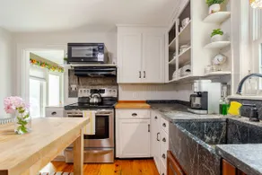 Benton House, Sleeps 10, King Bed Primary - Image 5