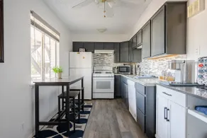 Cozy cul-de-sac condo with modern home office - Image 5