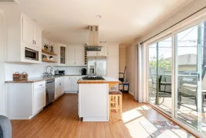 Clean Penthouse with Balcony - Image 2