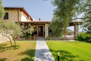 House with garden and beautiful sea view - Image 2