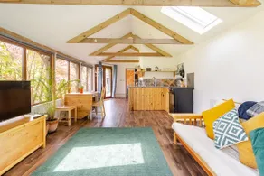Self Contained One Bedroom Cornish Chalet - Image 3
