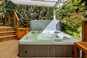 Modern studio with hot tub and patio access  - Image 2