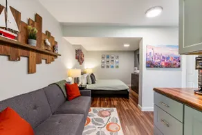 Modern studio with hot tub and patio access  - Image 5