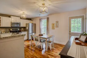 Cheerful 3 bedroom home with outdoor dining - Image 3