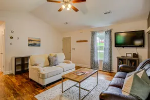 Cheerful 3 bedroom home with outdoor dining - Image 2