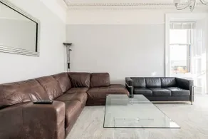 5 Bedroom apartment with private parking - Image 5