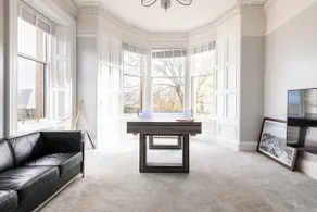 5 Bedroom apartment with private parking - Image 2