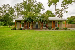 Bella’s by the Bay • Pet friendly, fenced yard - Image 2