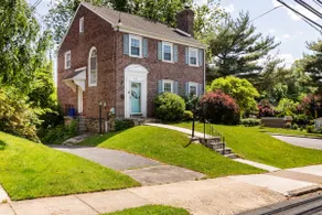 Spacious Entire Home • Free Parking • Near Philly & Universities  - Image 2