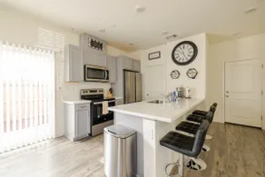 Beautiful Entire 3 bedroom Modern Home. - Image 5