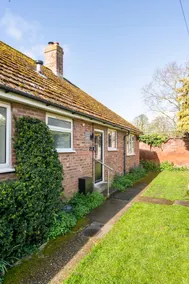 Bungalow with large secure garden. - Image 2