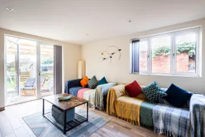 Bungalow with large secure garden. - Image 4
