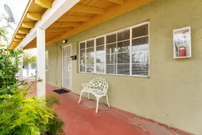 Free Parking near Strip Cozy 1Br - Image 5