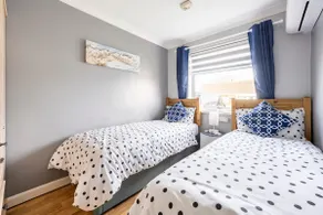 The Phoenix by the Sea- 2 bedroom flat in hunny - Image 4