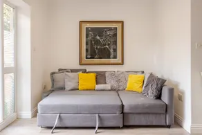 Spacious 2BDR, Ground Floor WIFi, 40 mins 2 London - Image 2