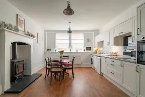 Flat with private terrace & garden - Image 4