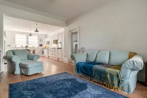 Flat with private terrace & garden - Image 3