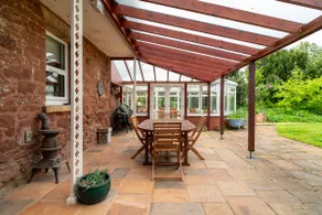 Flat with private terrace & garden - Image 5