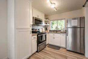 Studio with private hot tub and full kitchen - Image 4